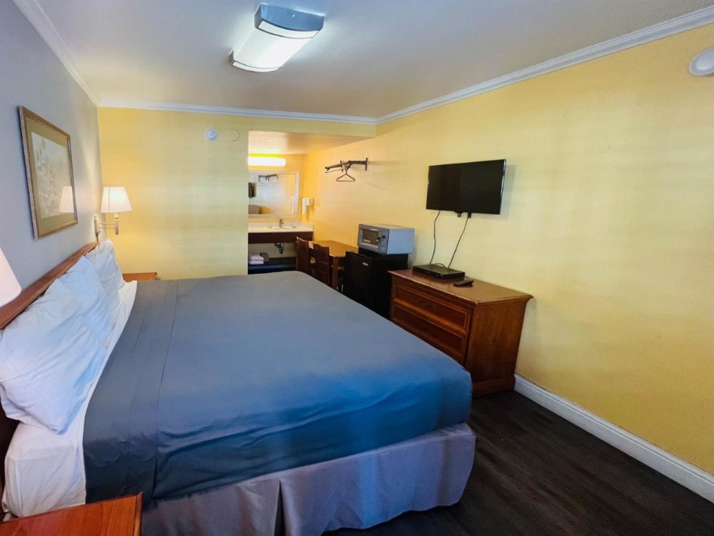 Van Ness Inn Image 6